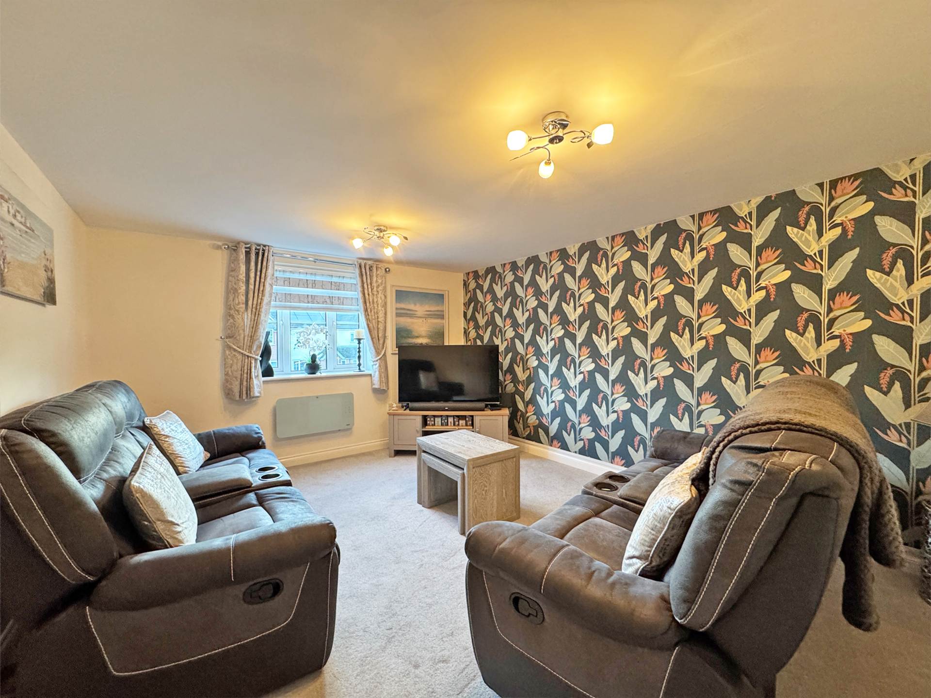 Read Close, Shaw, Image 2