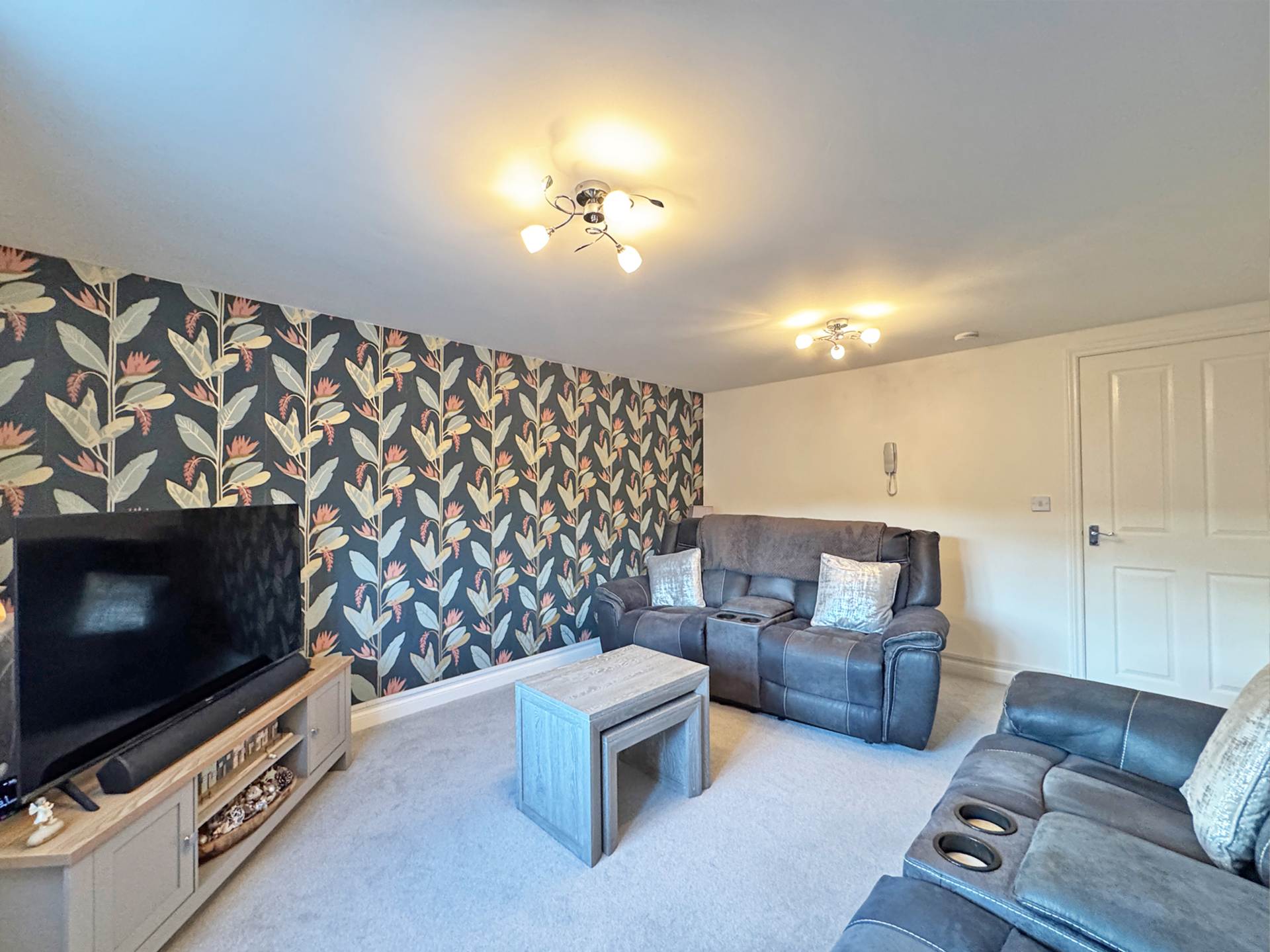 Read Close, Shaw, Image 3