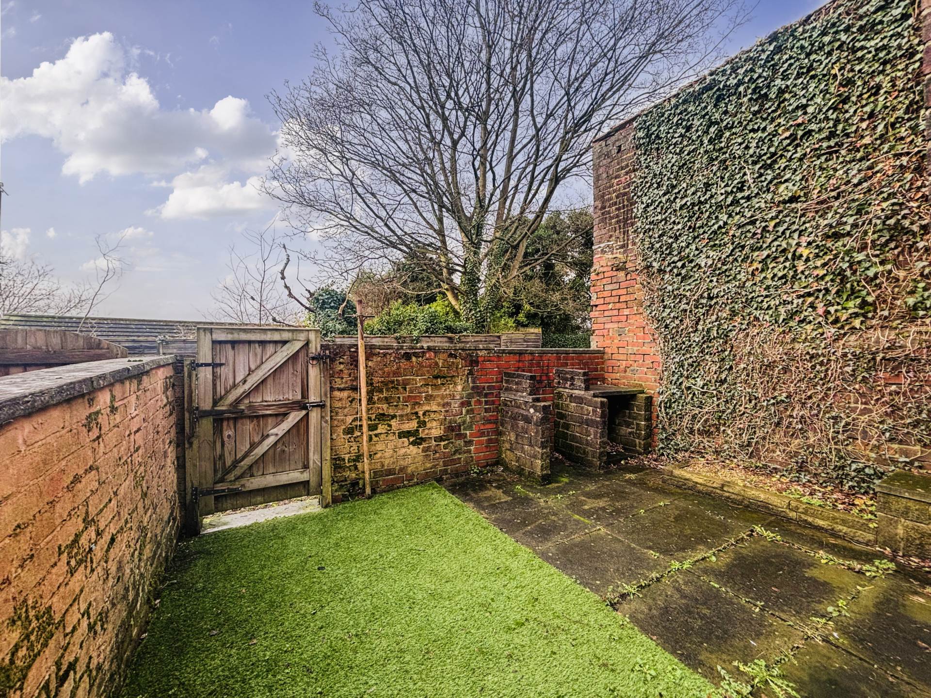 Grains Road, Shaw, Image 16