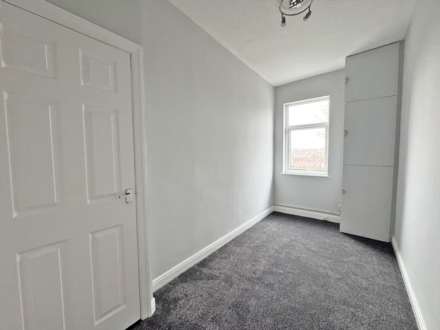 Grains Road, Shaw, Image 5