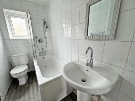 Grains Road, Shaw, Image 7