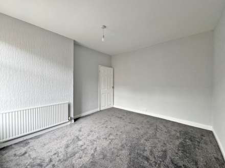 Grains Road, Shaw, Image 8