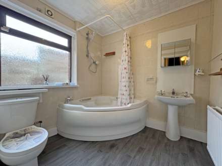 Oldham Road, Royton, Image 4