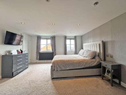 Larchfield Close, Royton, Image 19