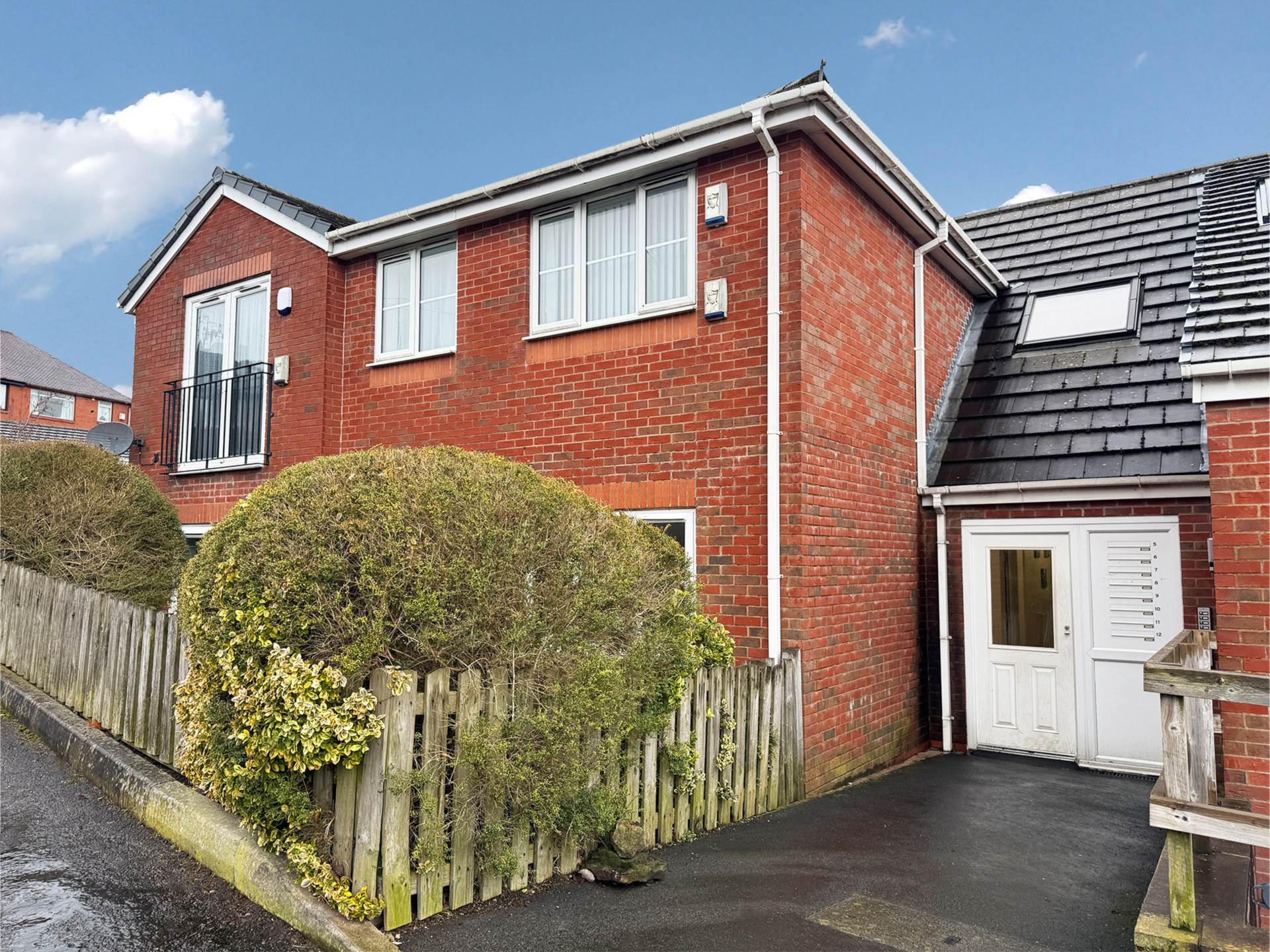 Sheard Court, Shaw, Image 1