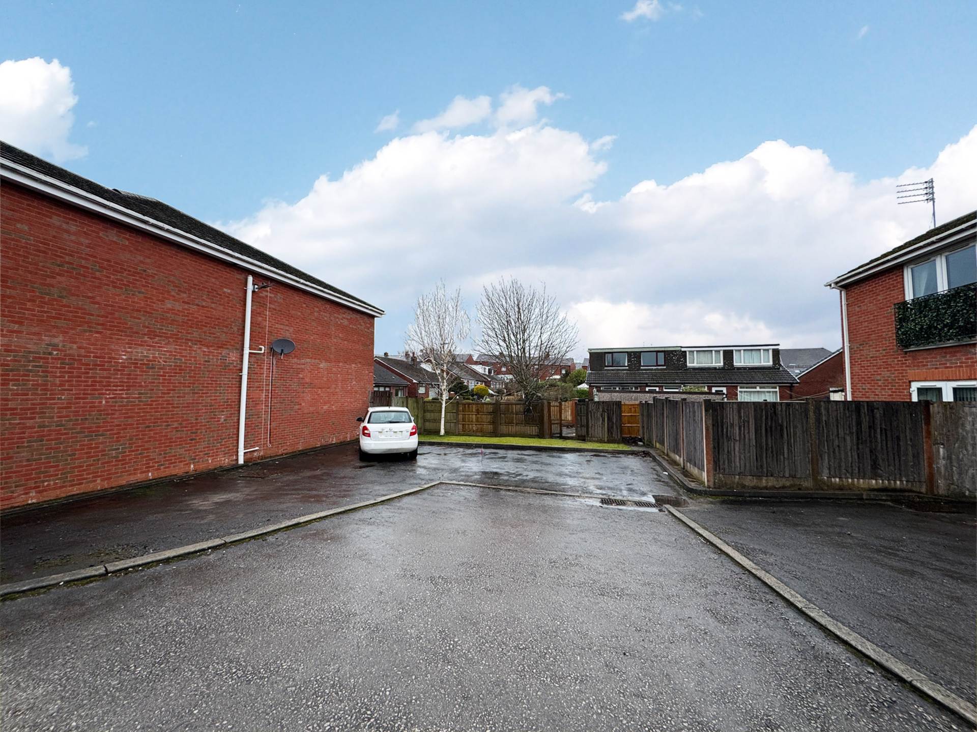 Sheard Court, Shaw, Image 13