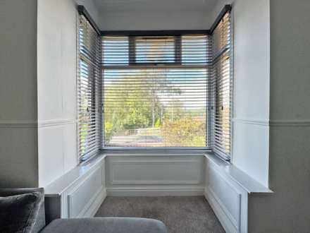 Grains Road, Shaw, Image 5
