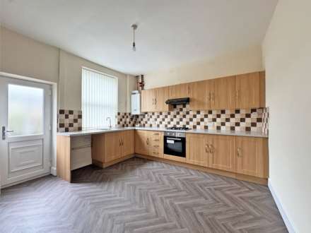 Milnrow Road, Shaw, Image 4