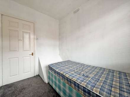 Clarence Street, Oldham, Image 19