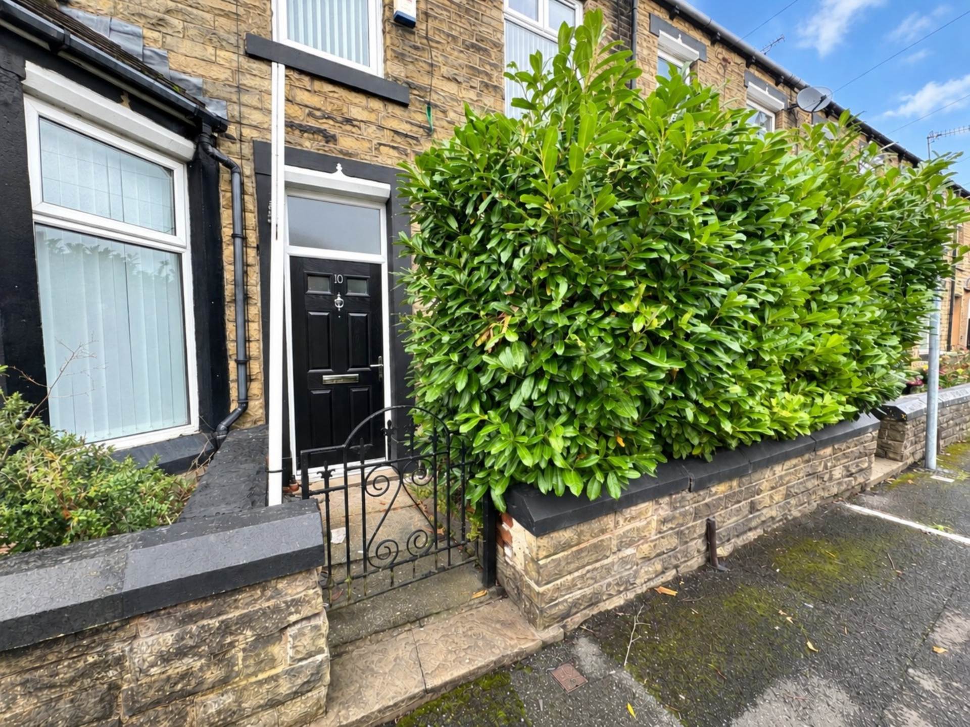 Duke Street, Shaw, Image 1