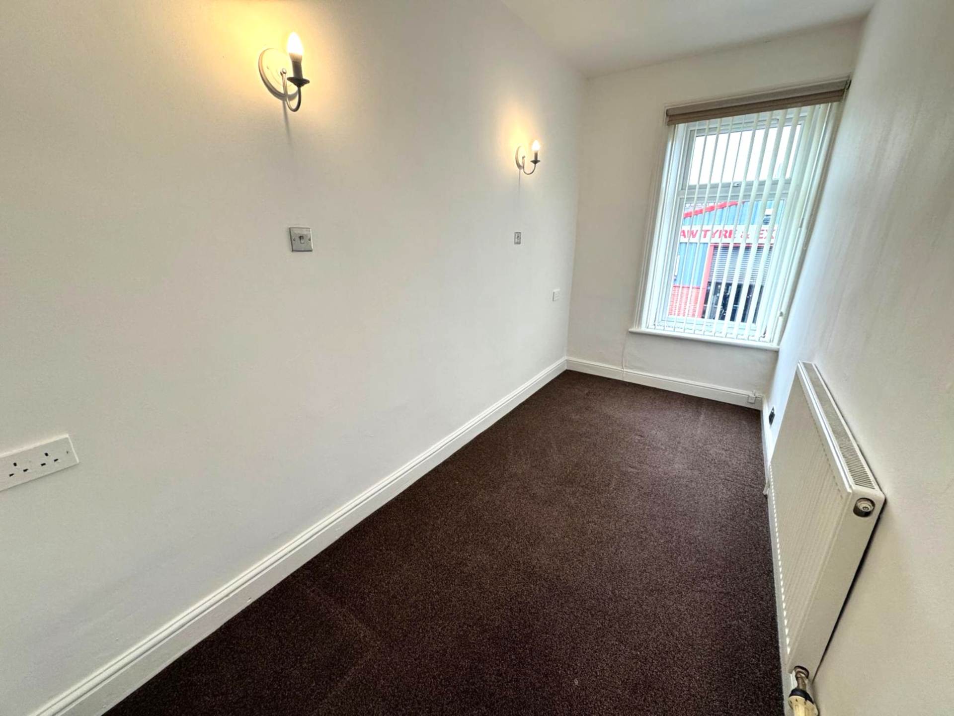 Duke Street, Shaw, Image 14
