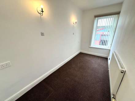 Duke Street, Shaw, Image 14
