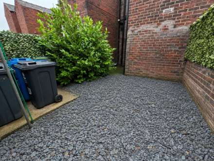 Duke Street, Shaw, Image 15