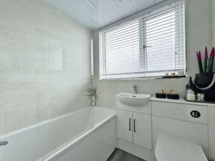 Edward Road, Shaw, Image 17