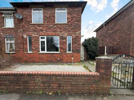 3 Bedroom Town House, Brook Street, Royton