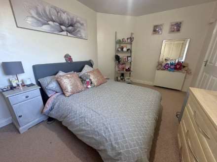 Sheard Court, Shaw, Image 6