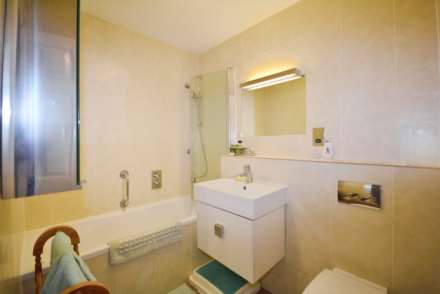 Hervines Court, Amersham, Image 8