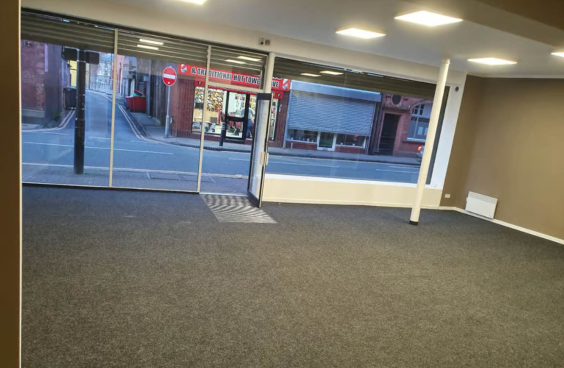Leigh, Image 10