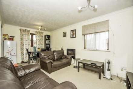 Winston Close, Greenhithe, Image 3