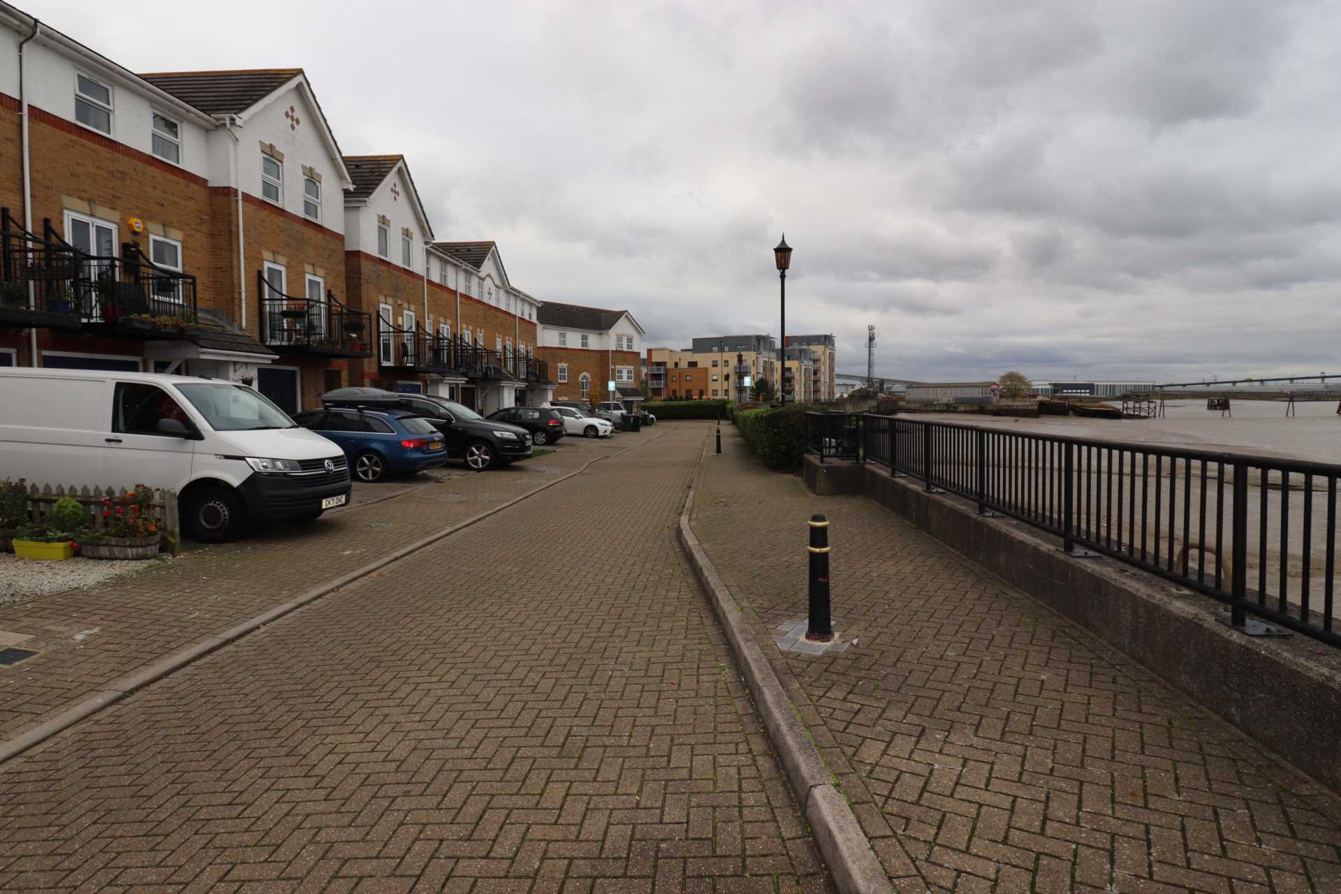 Sara Crescent, Greenhithe, Image 19