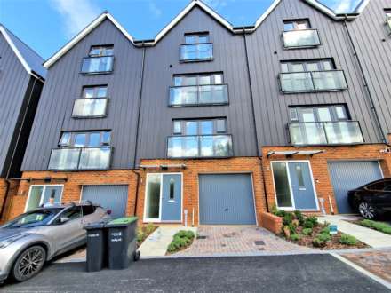 4 Bedroom Town House, Stratford Way, Gravesend