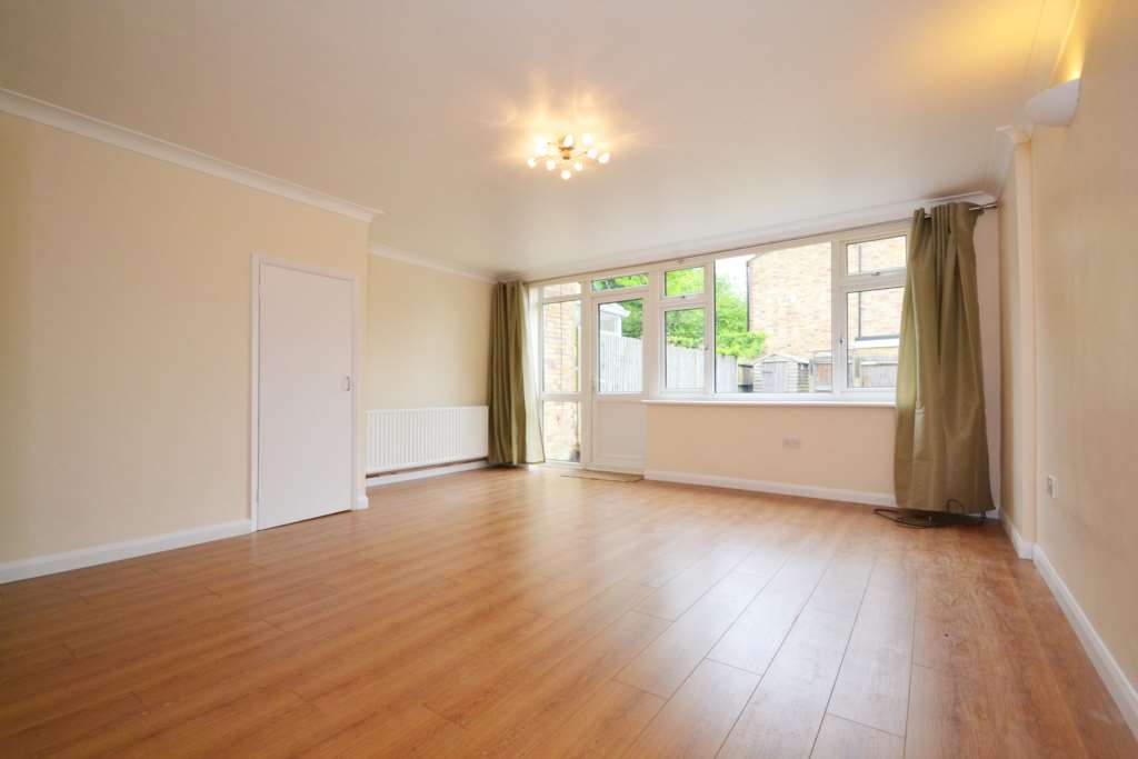 Freshly painted and spacious three-bedroom house, Image 2
