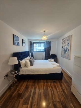 1 bed luxury apartment in 41Millharbour, South Quay, E14 9NA, Image 1