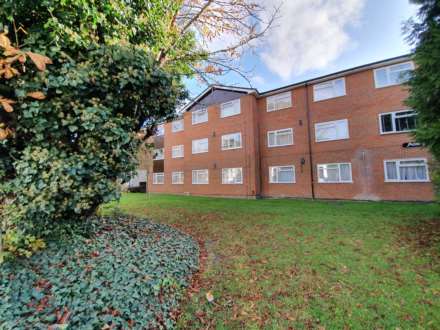1 Bedroom Flat, One bedroom, Selhurst Road, South Norwood, SE25 (with allocated parking)!
