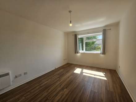 One bedroom, Selhurst Road, South Norwood, SE25 (with allocated parking)!, Image 11