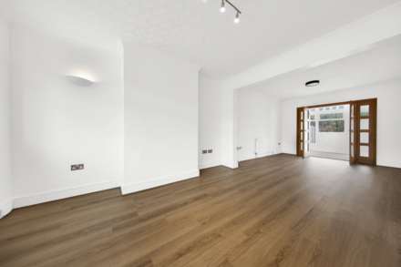 Newly decorated 3-bed semi-detached house,Bourne Vale, BR2 Bromley, Image 4