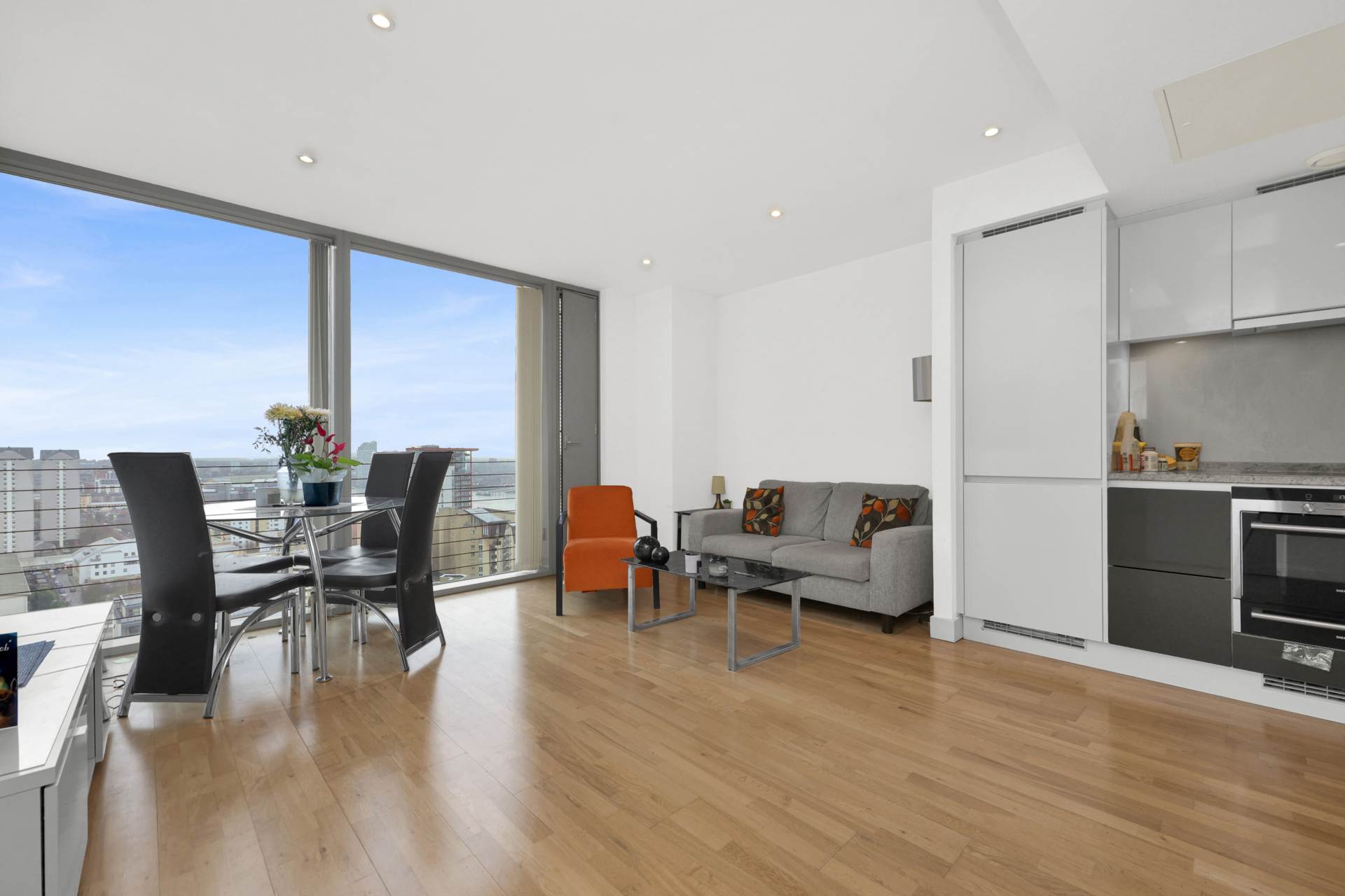 1 bedroom in Landmark West Tower, London E14, Image 1