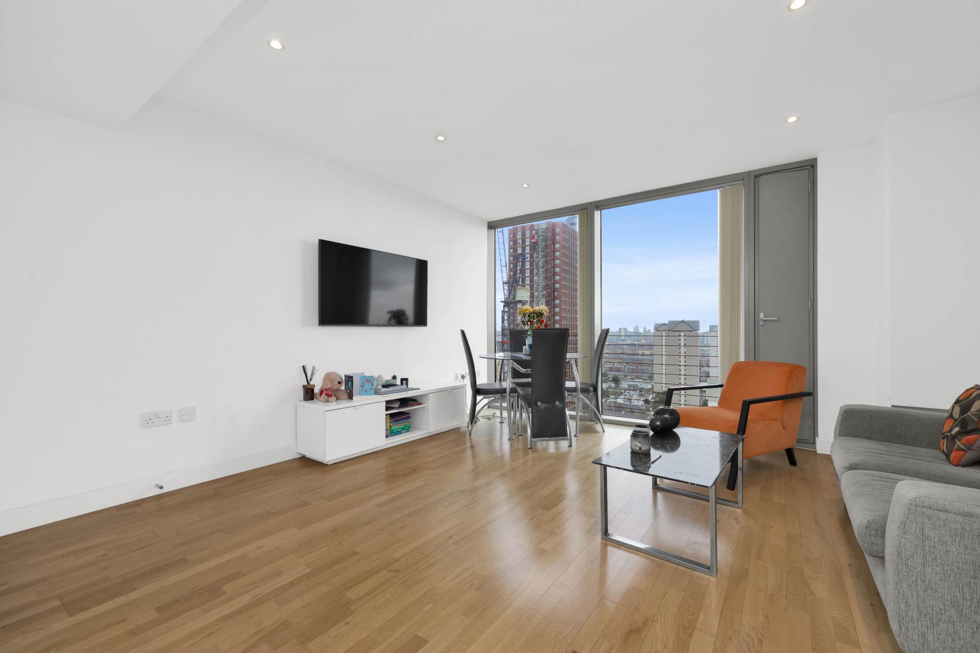 1 bedroom in Landmark West Tower, London E14, Image 12