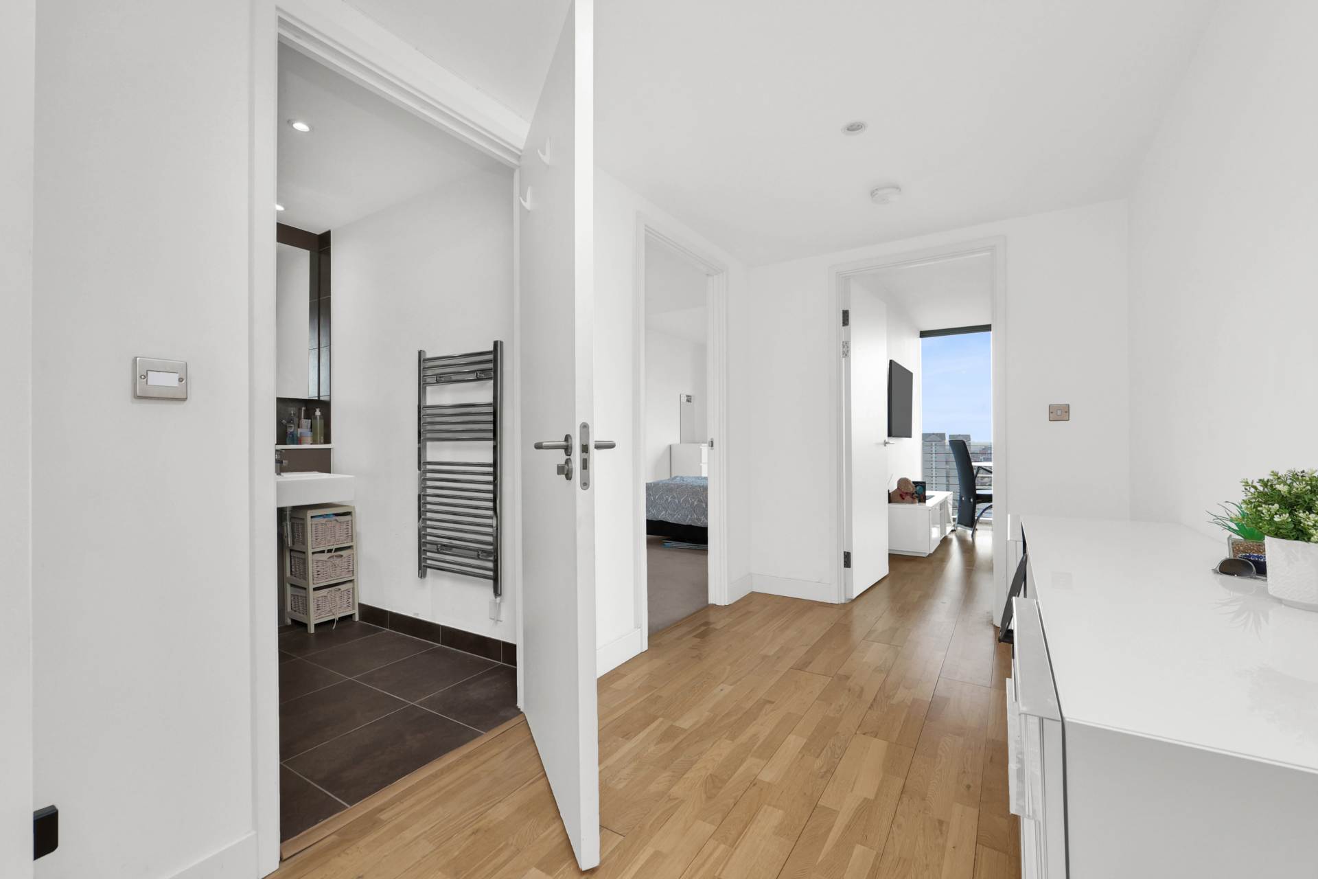 1 bedroom in Landmark West Tower, London E14, Image 2