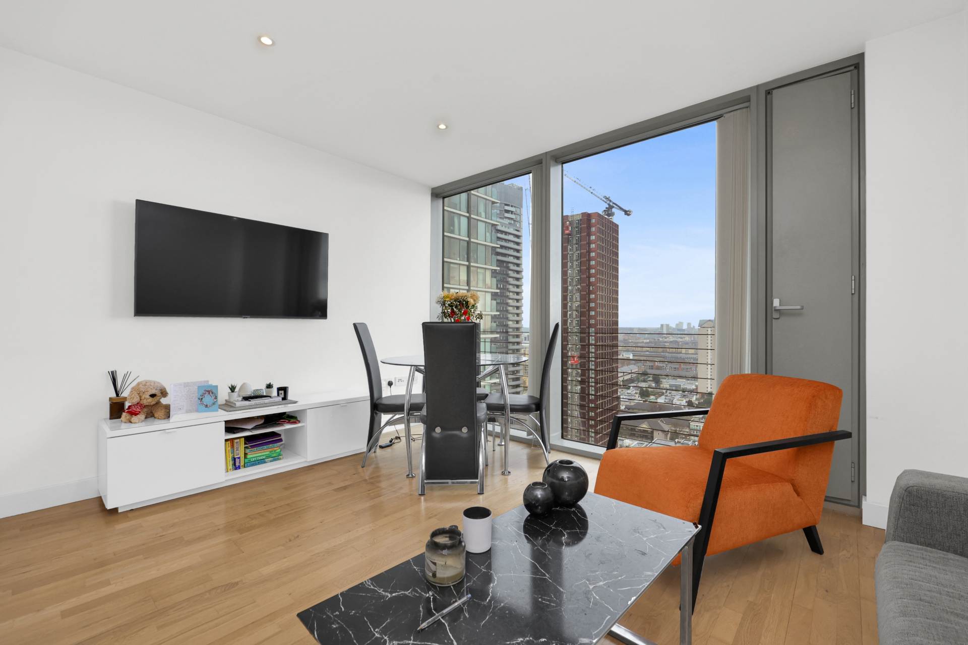 1 bedroom in Landmark West Tower, London E14, Image 9