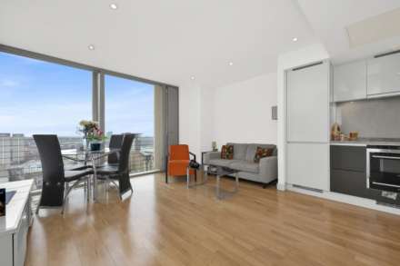 1 bedroom in Landmark West Tower, London E14, Image 1