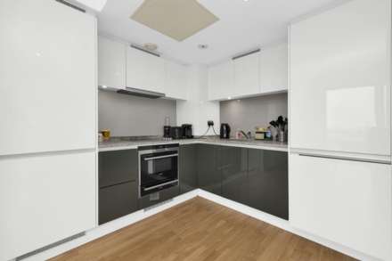 1 bedroom in Landmark West Tower, London E14, Image 11