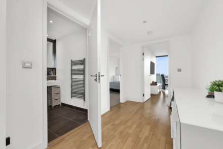 1 bedroom in Landmark West Tower, London E14, Image 2