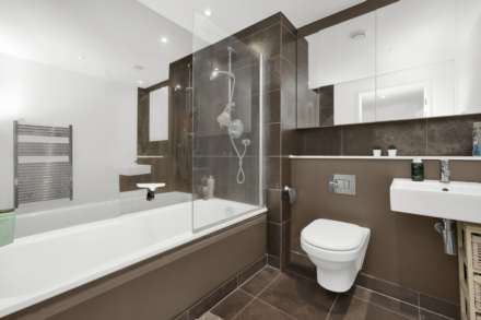 1 bedroom in Landmark West Tower, London E14, Image 3