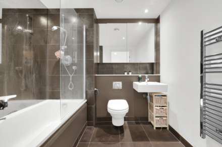 1 bedroom in Landmark West Tower, London E14, Image 4