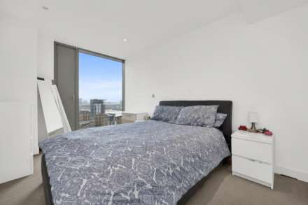 1 bedroom in Landmark West Tower, London E14, Image 5
