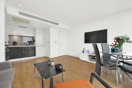 1 bedroom in Landmark West Tower, London E14, Image 8