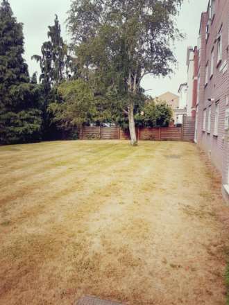 One bed ground floor flat on Widmore Road, BR1, Image 8