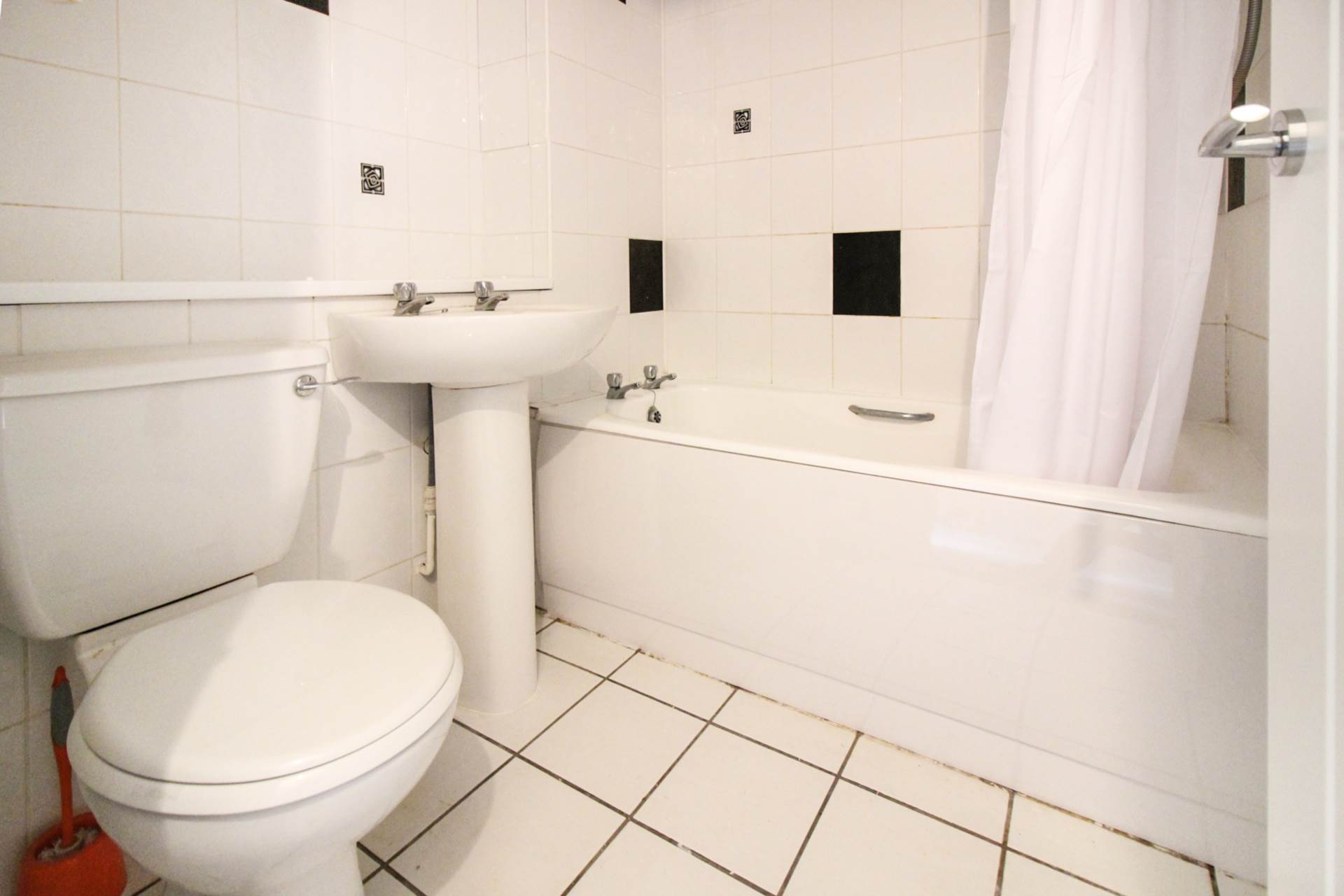 Rowland Way, Aylesbury, Image 6