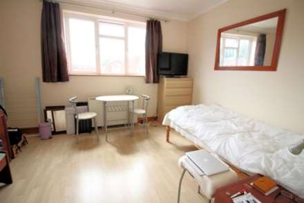 Churchmere Walk, Aylesbury, Image 2