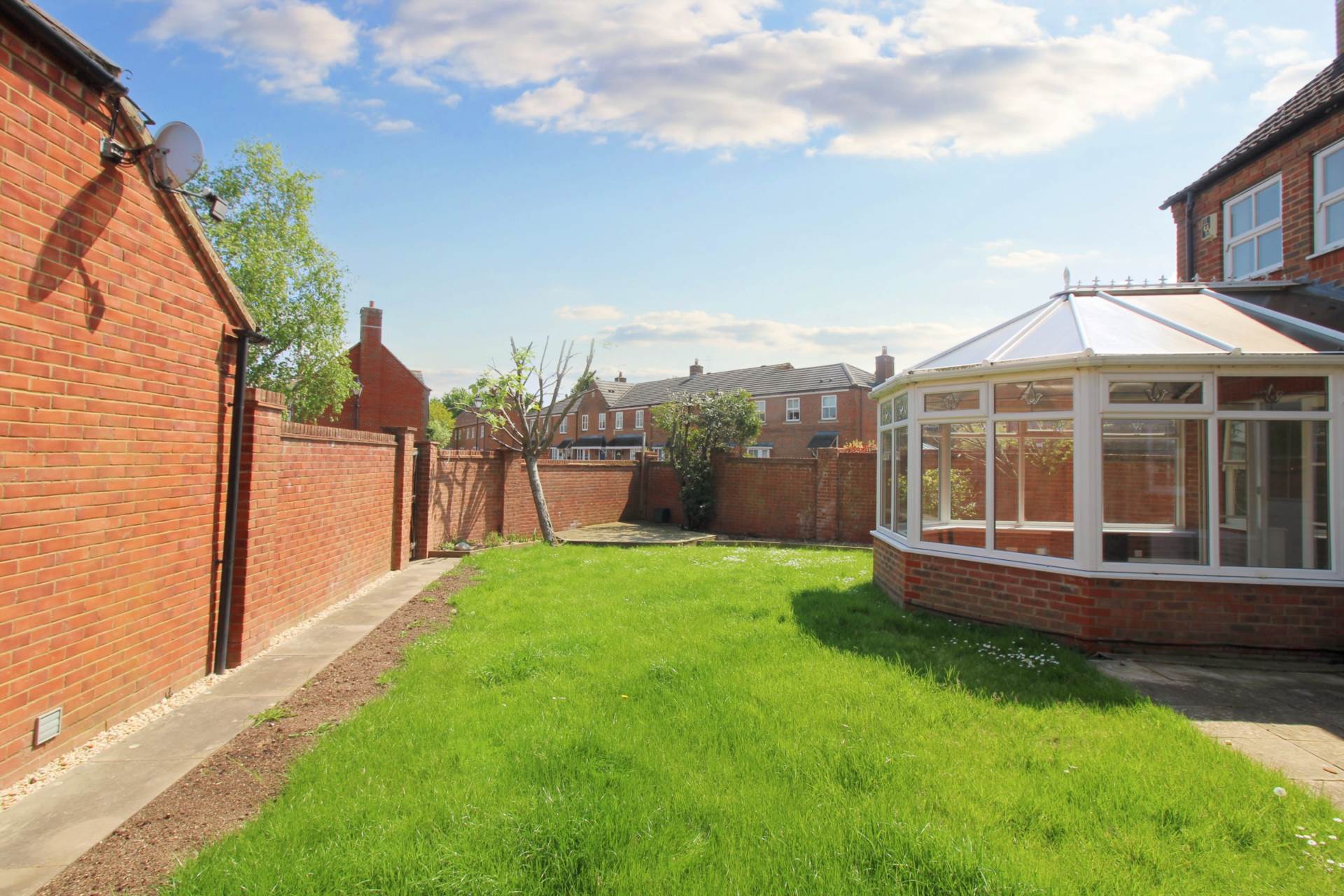 Monks Path, Aylesbury, Image 13