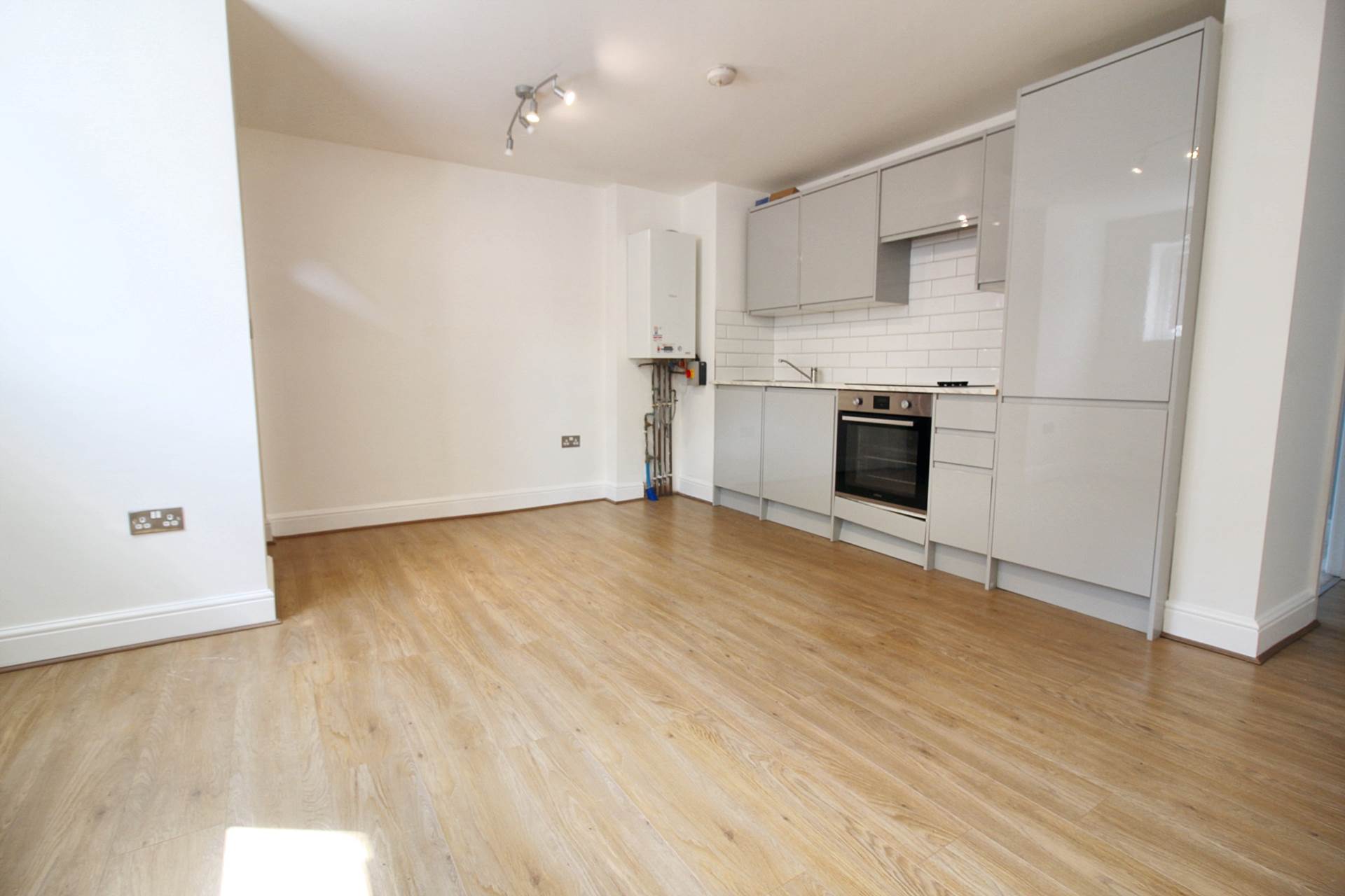Apartment   The Coach House, High Street, Image 4