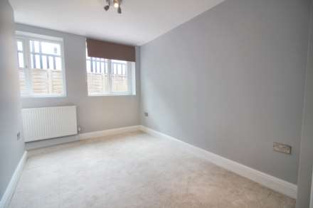 Apartment   The Coach House, High Street, Image 6
