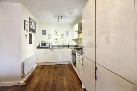 Cardinal Drive, Aylesbury, Image 8