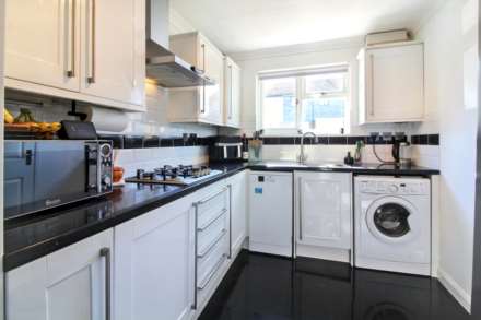 Bronte Close, Aylesbury, Image 4