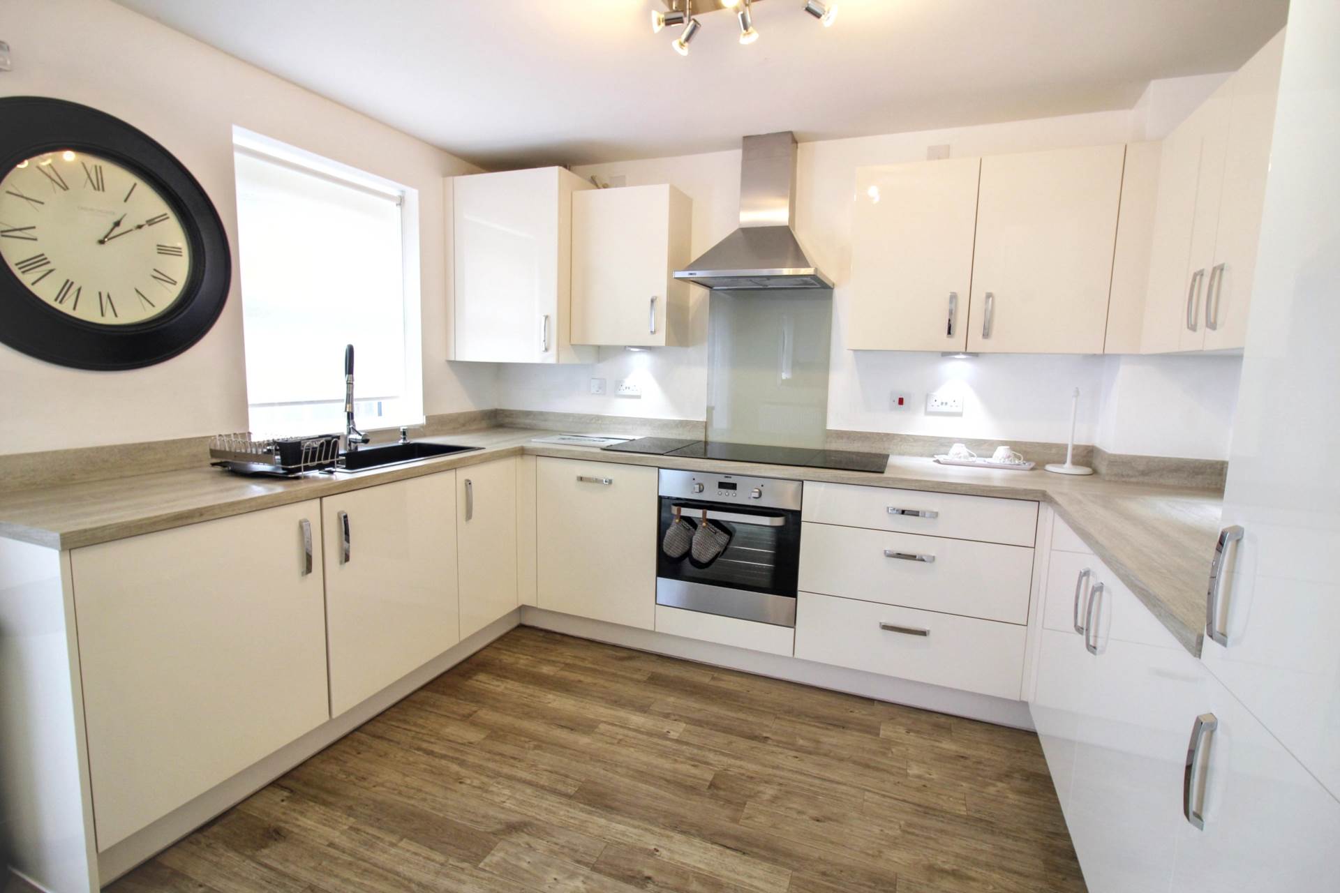 Fitz Hugh Crescent, Milton Keynes, Image 4